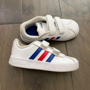 Adidas VL COURT 2.0 SHOES /Toddler 
Cloud White / Royal Blue / Vivid Red
7.5K
